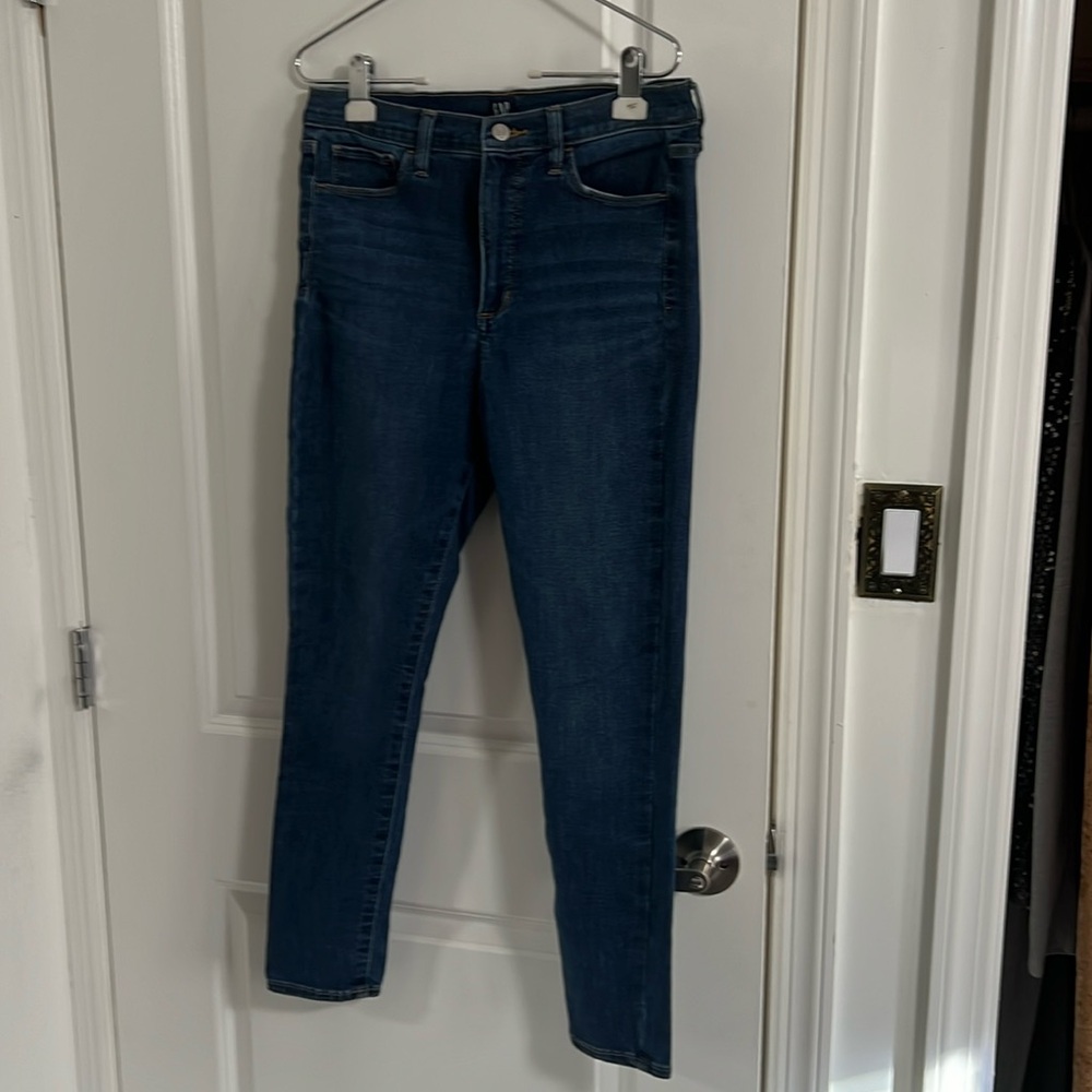 Washed NEVER WORN Gap Favorite jegging in Women’s size 10/30R skinny dark wash